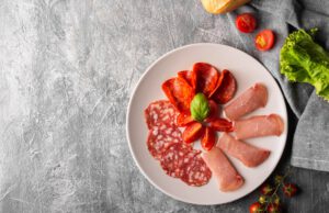 Jakie wędliny warto spróbować z oferty Masarni Z Dębiny? masarnia Warszawa godna polecenia