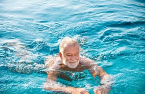 Proteza w wodzie – czy można z nią pływać i nurkować? proteza w wodzie czy można